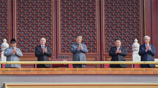 Presiden Prabowo Subianto bersama pemimpin negara lain seperti Kim Jong Un menyaksikan parade militer Tiongkok. (Instagram @sekretarian.kabinet)